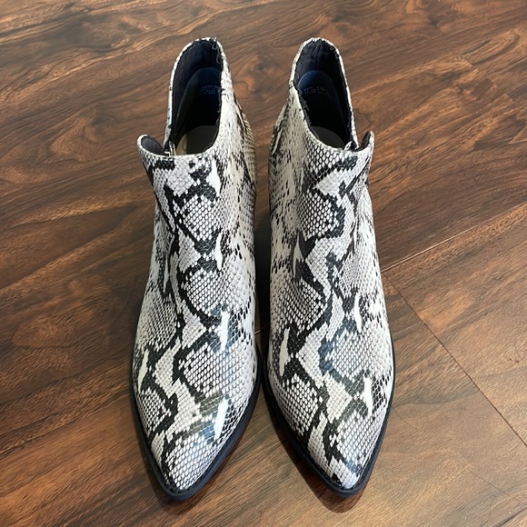 NWT Seychelles Chaparral Ankle Bootie Embossed Snake Print Black White P… - Picture 5 of 10